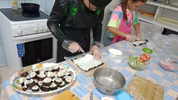 В Тайшете ребятню учат готовить роллы